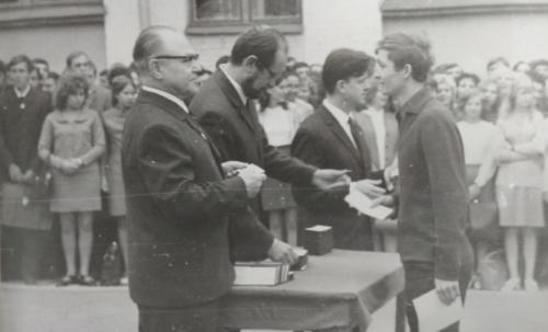 1972 р. Вручення студентських квитків першокурсникам механічного факультету. Декан Сидоренко А
