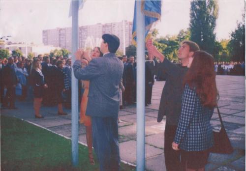 1999 р. Урочисте підняття прапорів 